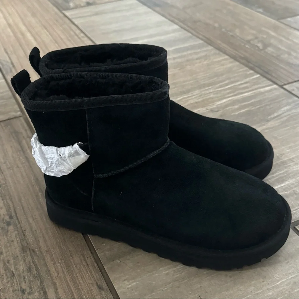 UGG Classic Mini Chains in Black size 6